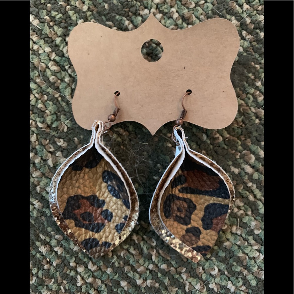 🌸Faux Leather tear drop earrings/earrings